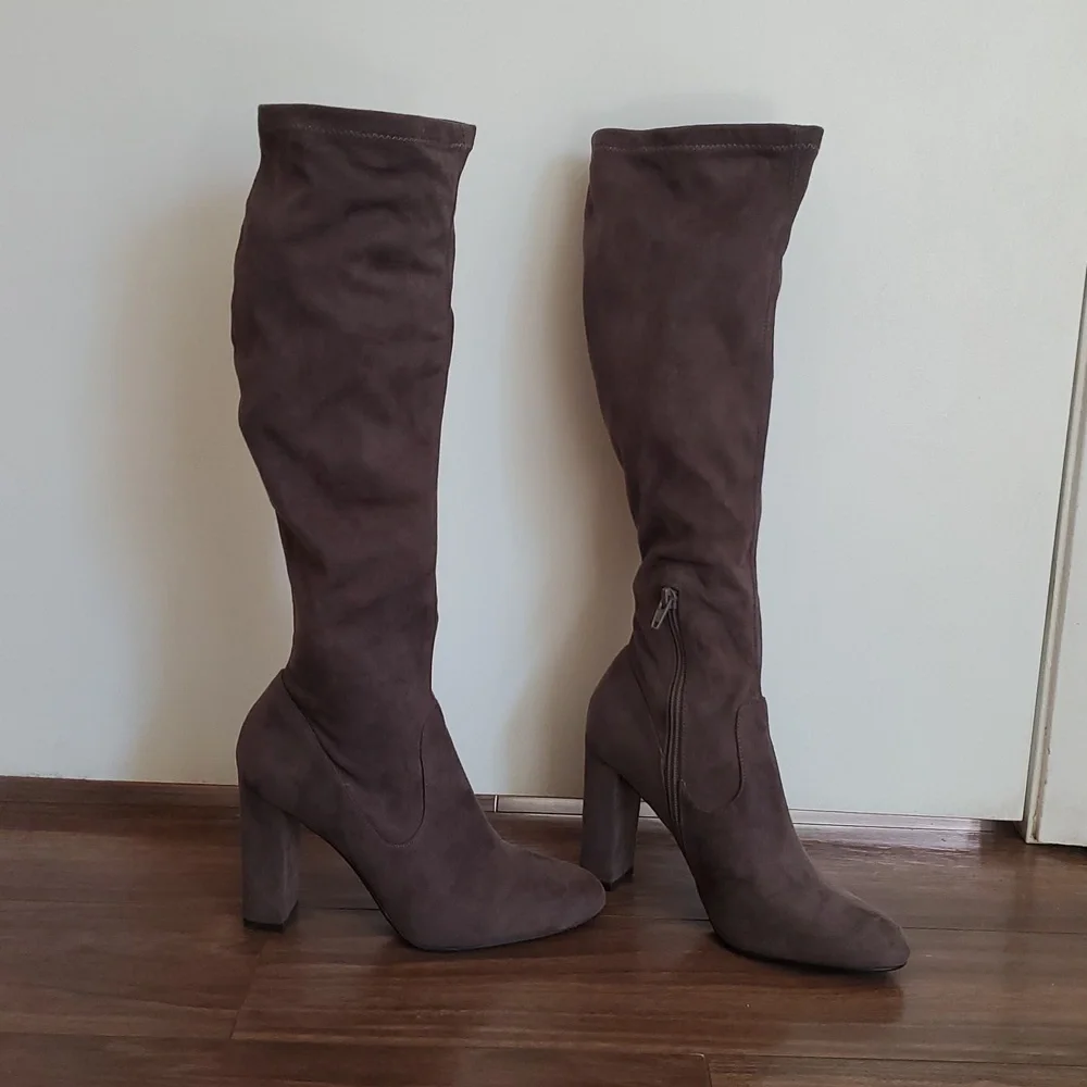 My Delicious Elegant Taupe Suede Knee-High Chunky Heel Women's Boots Size 6.5